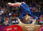 Виктория Комова выполняет опорный прыжок